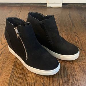Black heeled sneakers